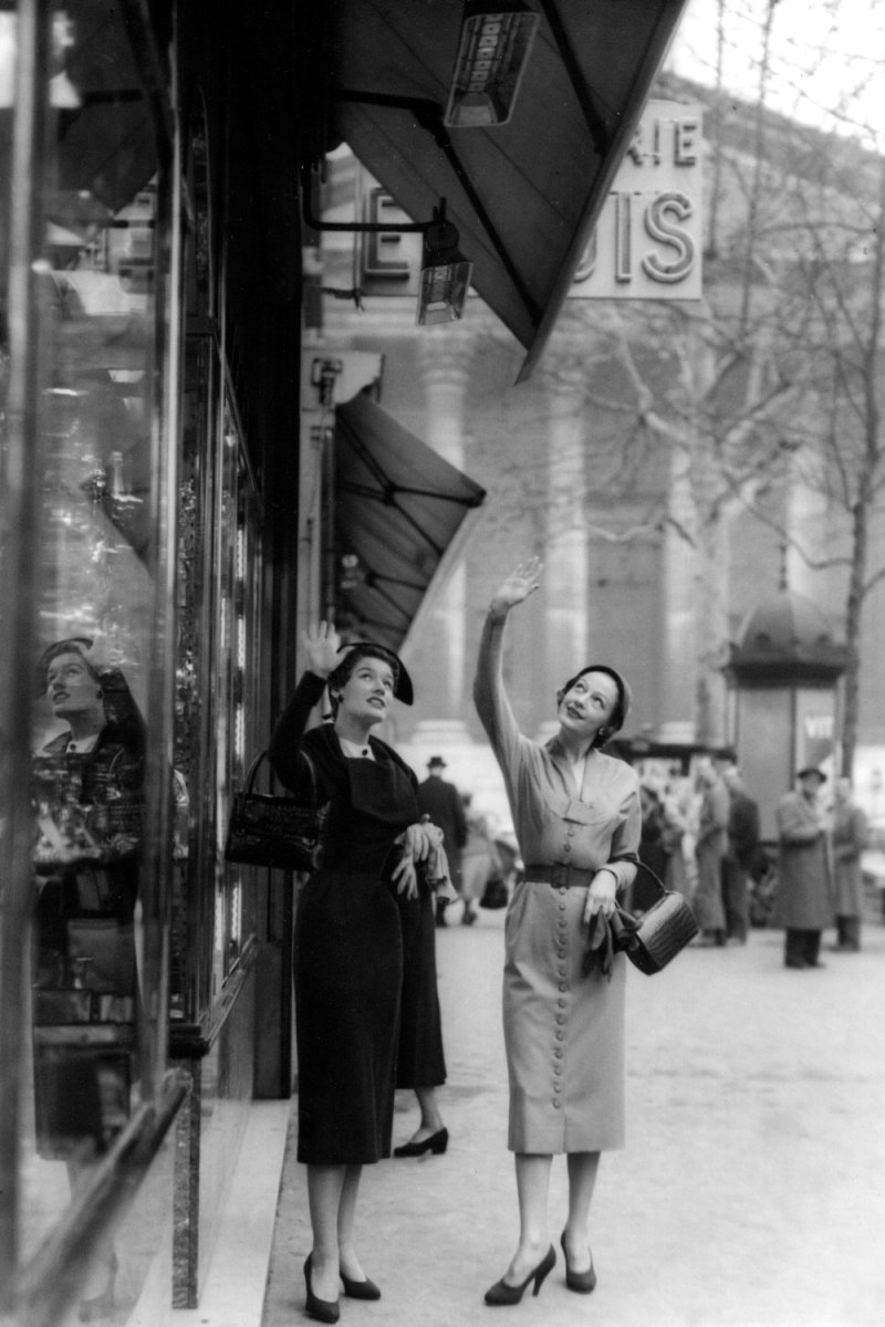 Dve dámy stojace pod infračerveným žiaričom Schwank na Rue Tronchet v Paríži v roku 1948.